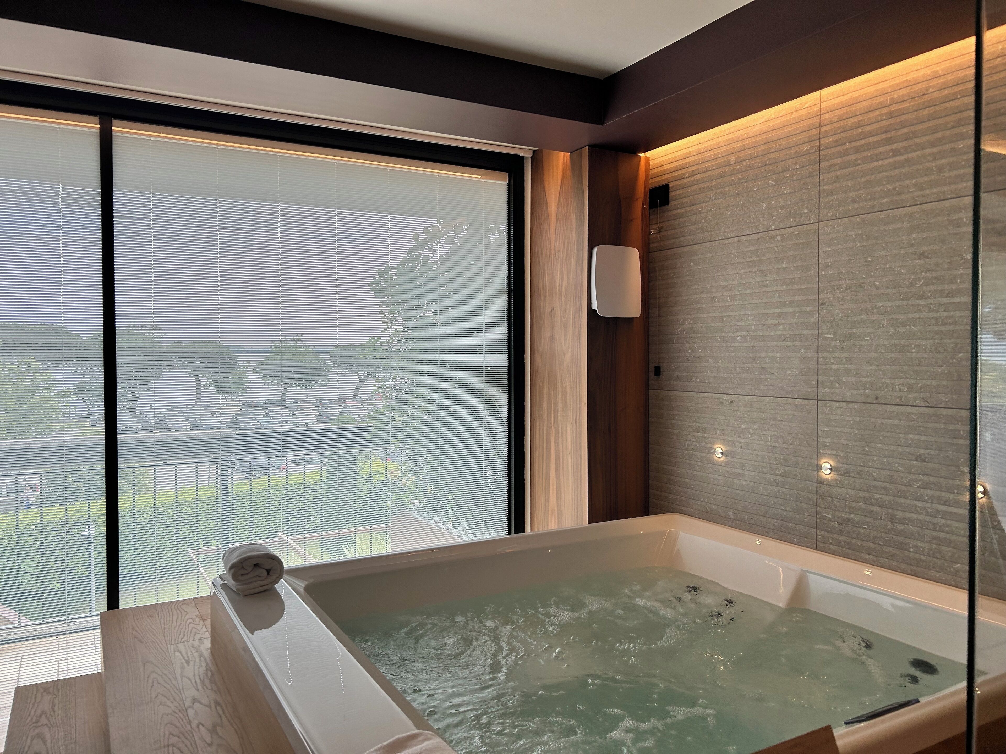 Junior suite, bubbelbad, gedeeltelijk uitzicht op meer | Luxe beddengoed, donsdekens, een minibar, een kluis op de kamer