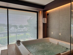 小型套房, 热水浴缸, 部分湖景 | 高档床上用品、羽绒被、迷你吧、客房内保险箱