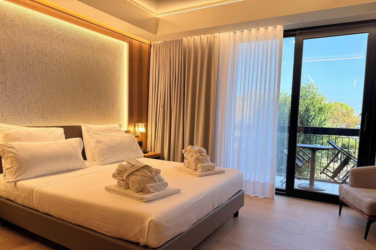 Executive Room with Balcony | 1 sovrum, sängtillbehör av högsta kvalitet, duntäcken och minibar