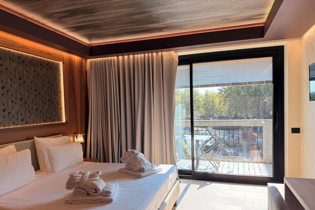 1 bedroom, premium bedding, down comforters, minibar