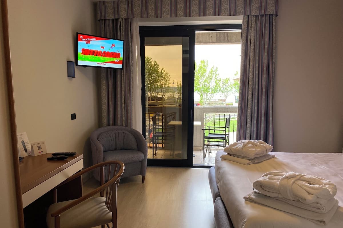 Junior Quadruple Room with Balcony | 1 bilik tidur, peralatan tempat tidur premium, gebar bulu kapas