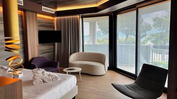 Suite junior, hidromasaje, vista parcial al lago | Ropa de cama de alta calidad, edredón y minibar