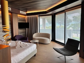 Suite junior, bañera de hidromasaje, vistas parciales al lago | Ropa de cama de alta calidad, edredones de plumas, minibar y caja fuerte