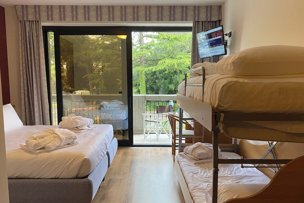 Deluxe Quadruple Room with Balcony | 1 bilik tidur, peralatan tempat tidur premium, gebar bulu kapas