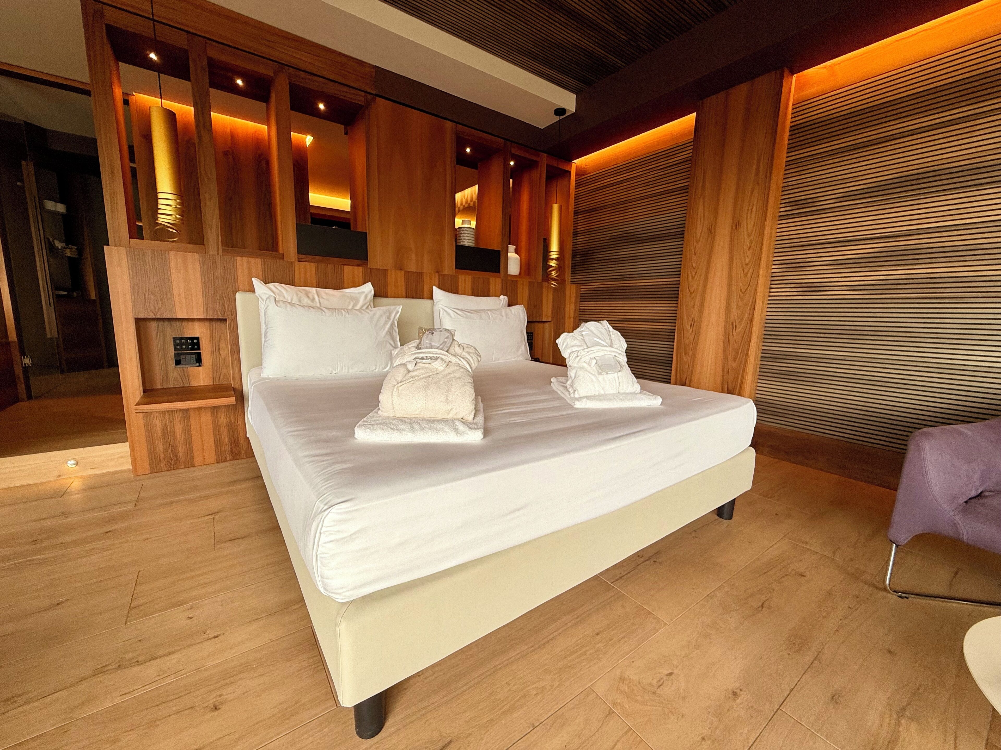 Ropa de cama de alta calidad, cubrecamas y minibar 