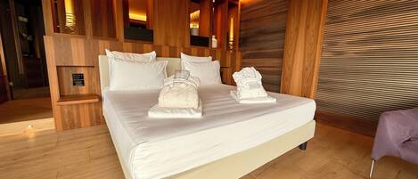 Suite Junior, bain à remous, vue partielle sur le lac | 1 chambre, literie de qualité supérieure, couette en duvet d'oie