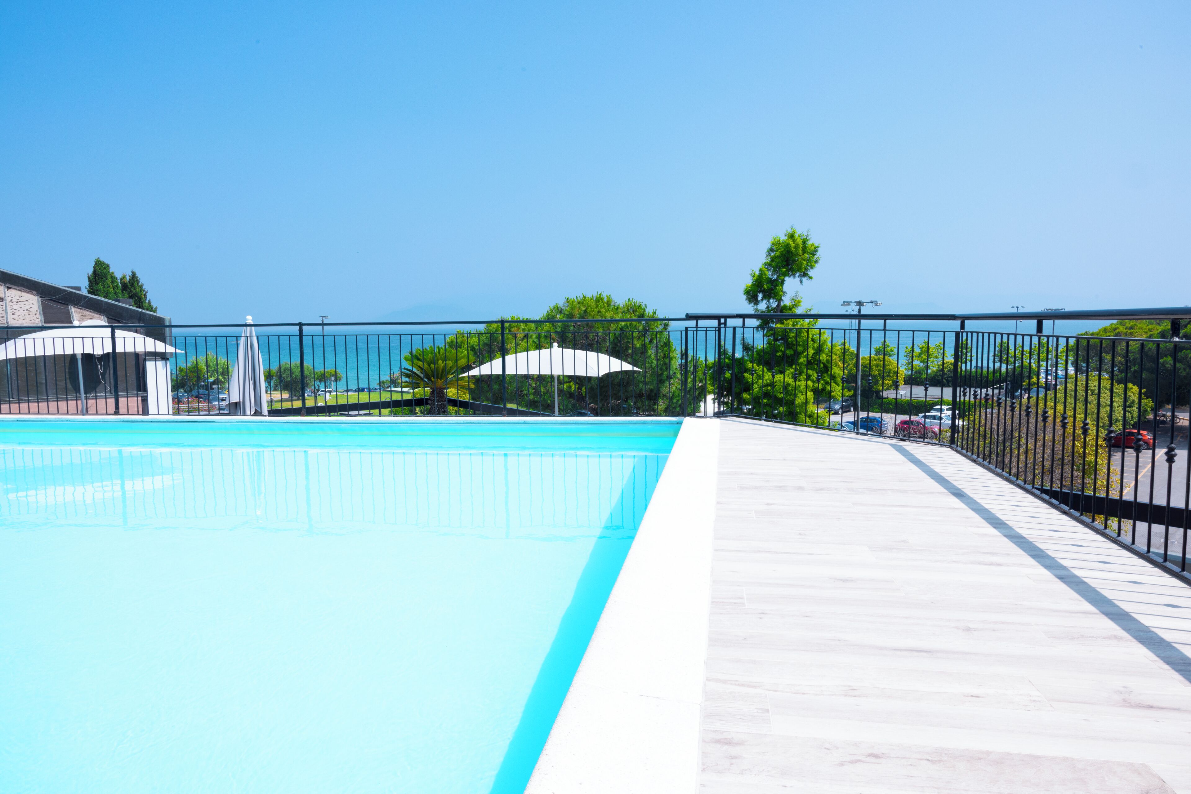 Piscina externa sazonal, funciona das 9h às 19h, guarda-sóis