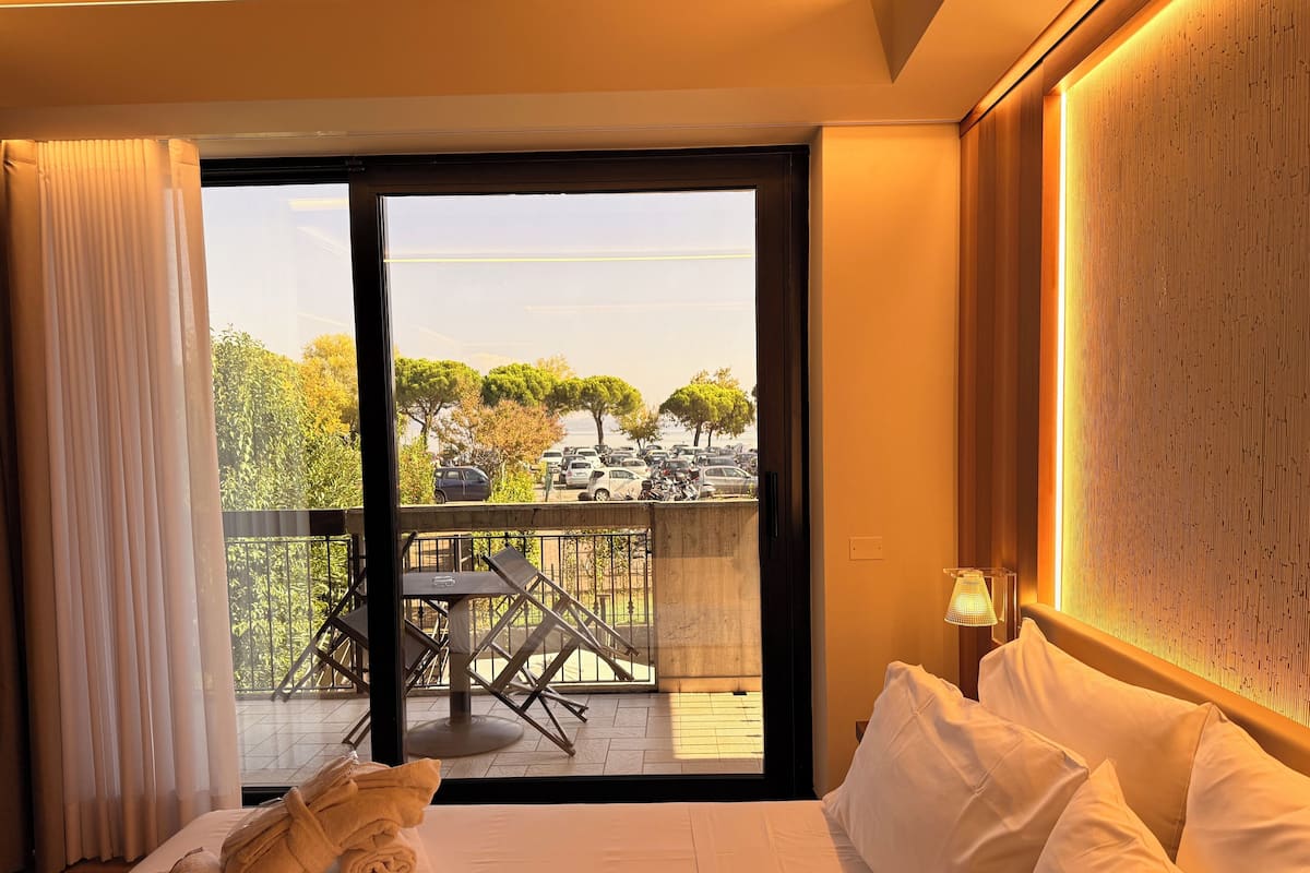 Executive Room with Balcony | 1 sovrum, sängtillbehör av högsta kvalitet, duntäcken och minibar