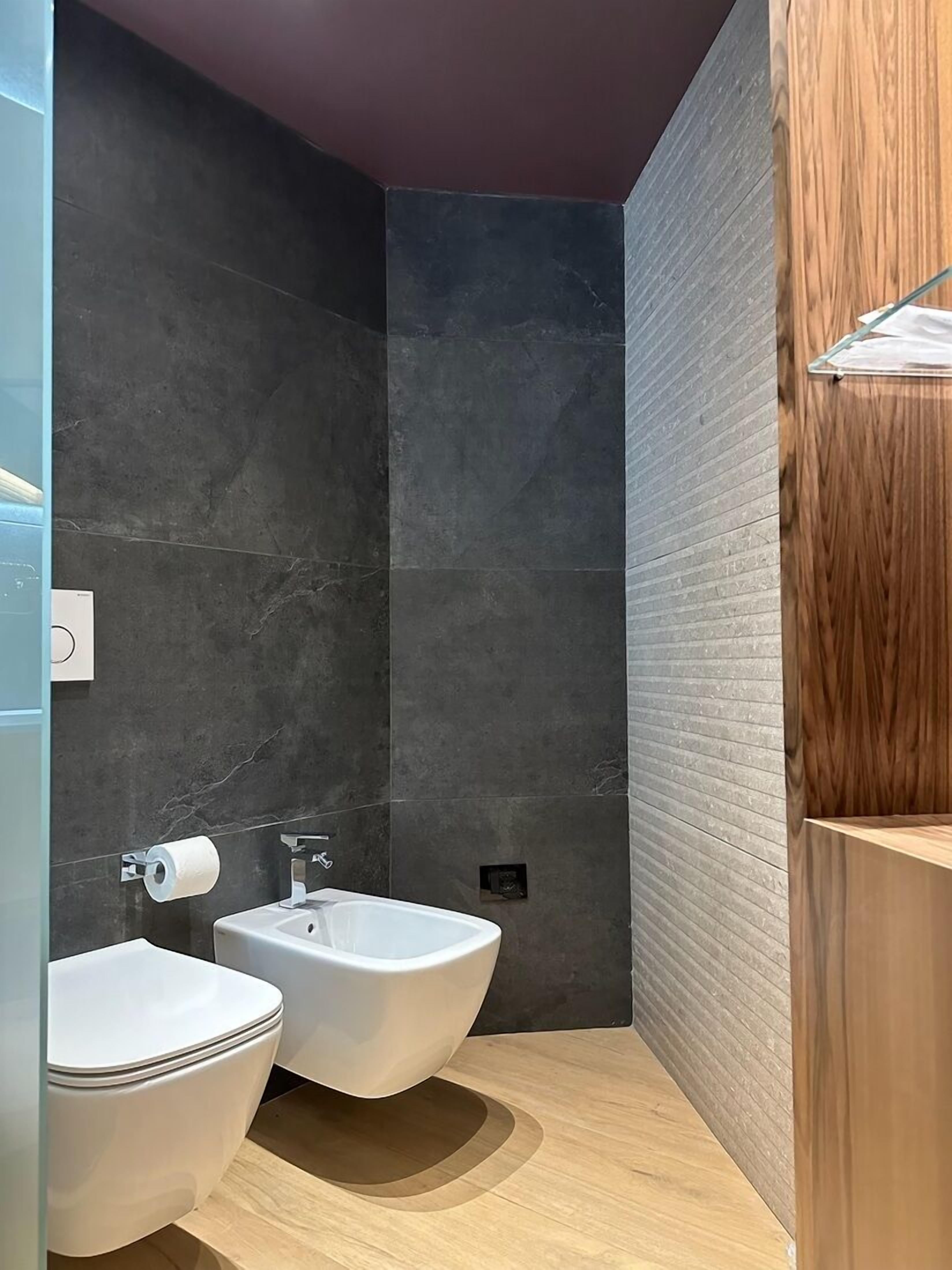 junior suite wellness lago | bathroom | bathtub, eco-friendly toiletries, hair dryer, slippers