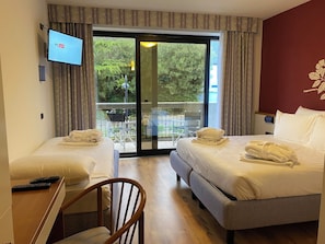 Comfort Triple Room with Balcony | Hochwertige Bettwaren, Daunenbettdecken, Minibar, Zimmersafe