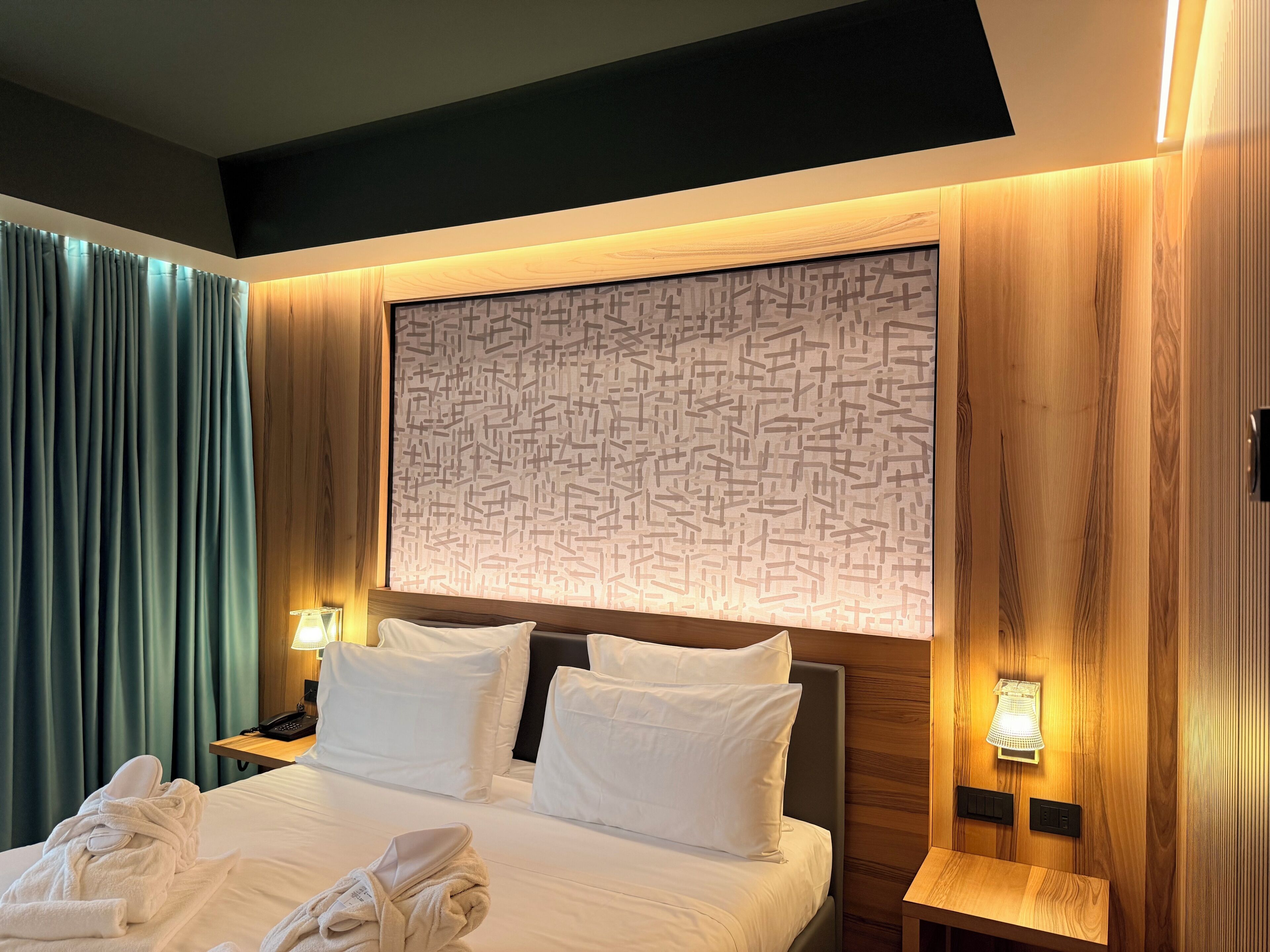 Executive Room, Balcony, Partial Lake View