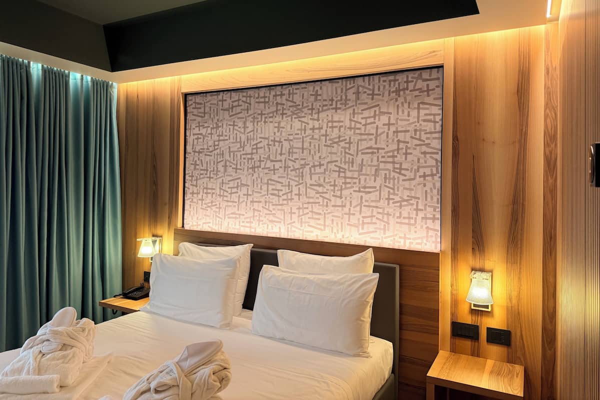 Executive Room, Balcony, Partial Lake View