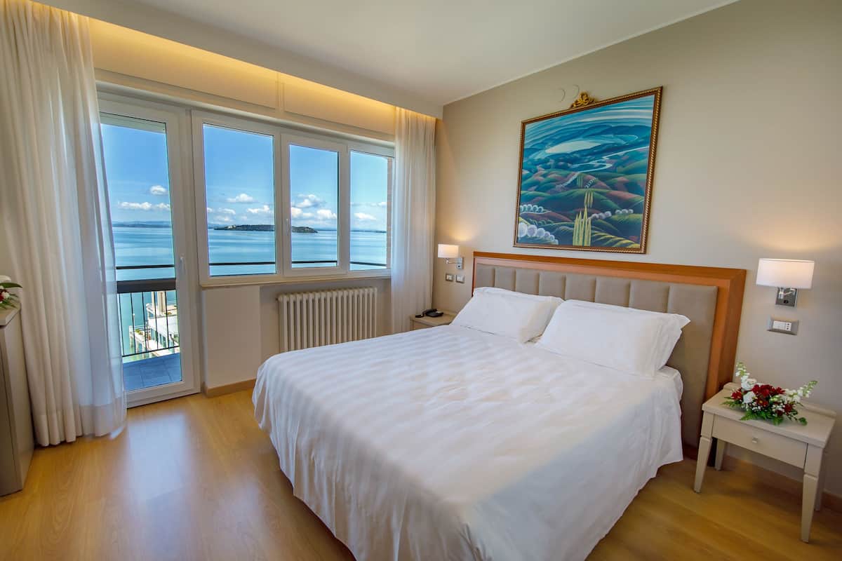 Habitación Deluxe, vista al lago | Minibar, caja de seguridad en la habitación y escritorio
