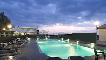 Piscina externa, funciona das 10h às 19h, guarda-sóis, espreguiçadeiras