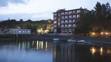 Facciata della struttura - sera/notte