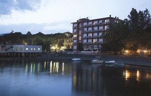 Fachada de la propiedad por la tarde o noche