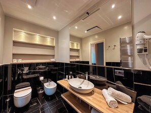 Junior Suite | Bathroom | Shower, free toiletries, hair dryer, towels - Hotel Jolanda (Santa Margherita Ligure)