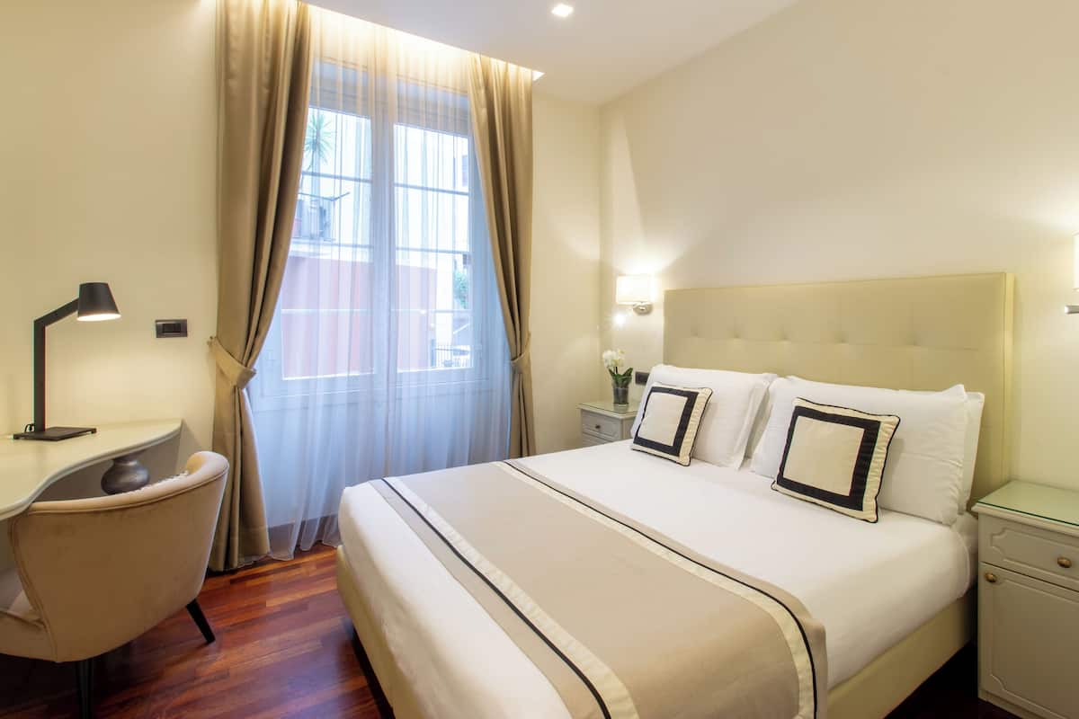 Chambre Double Classique, rez-de-chaussée | Literie de qualité supérieure, couette en duvet d'oie, minibar