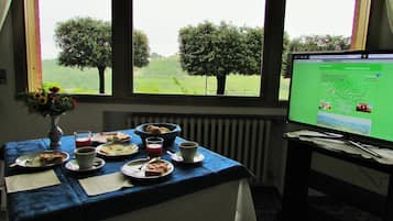 Tägliches kontinentales Frühstück (7 EUR pro Person)