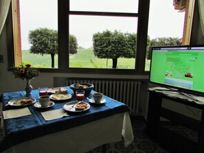 Tägliches kontinentales Frühstück (7 EUR pro Person)