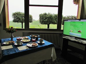 Tägliches kontinentales Frühstück (7 EUR pro Person)