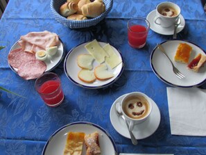 Kontinental frokost hver dag (EUR 7 per person)