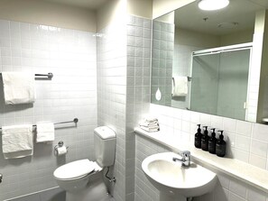 Kostenlose Toilettenartikel, Haartrockner, Handtücher, Seife