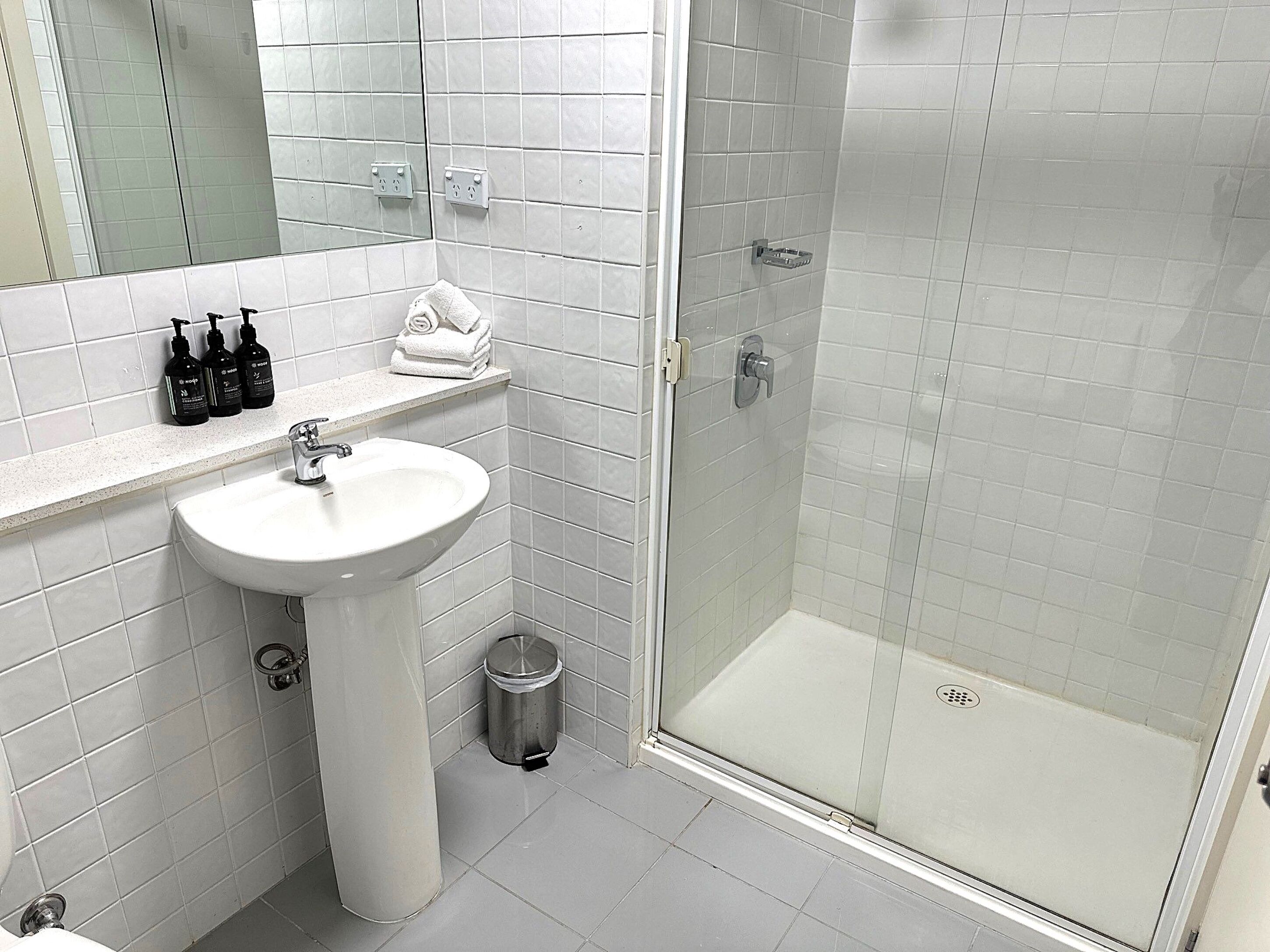 Two Bedroom Executive Apartment | Bathroom | Free toiletries, hair dryer, towels, soap
