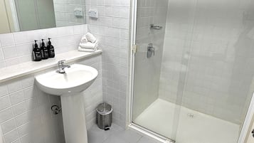 Two Bedroom Executive Apartment | Bathroom | Free toiletries, hair dryer, towels, soap