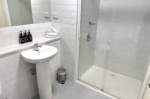 Two Bedroom Executive Apartment | Bathroom | Free toiletries, hair dryer, towels, soap