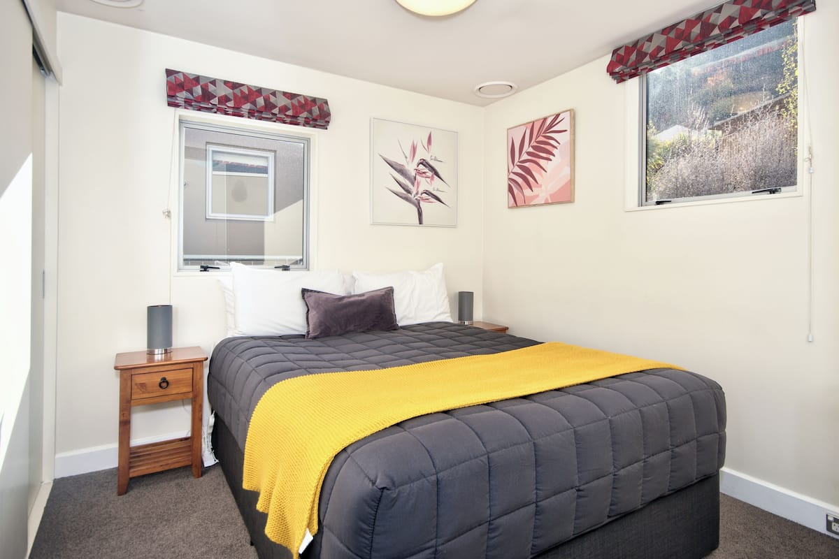 Deluxe One Bedroom Apartment | Iron/ironing board, free WiFi, bed sheets