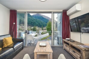 Apartment, 2 Bedrooms, Kitchen | Living area | Flat-screen TV, DVD player - Whistler Holiday Apartments (Queenstown)
