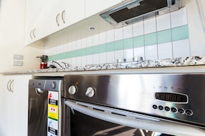 Full-size fridge, microwave, stovetop, dishwasher