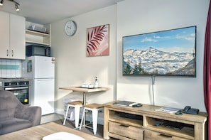 Superior 1 Bedroom Apartment, Kitchen  | Living area | Flat-screen TV, DVD player - Whistler Holiday Apartments (Queenstown)