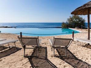 2 outdoor pools, pool loungers