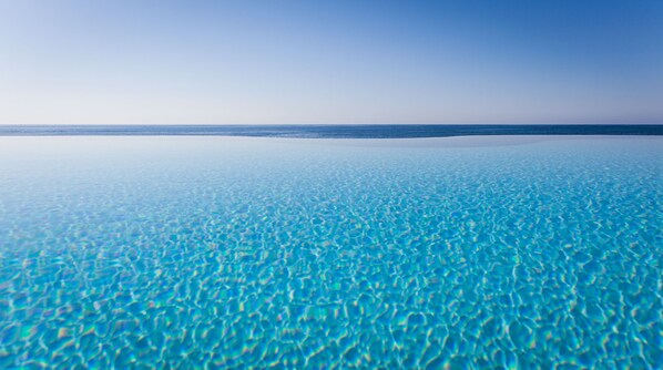 2 albercas al aire libre y camastros