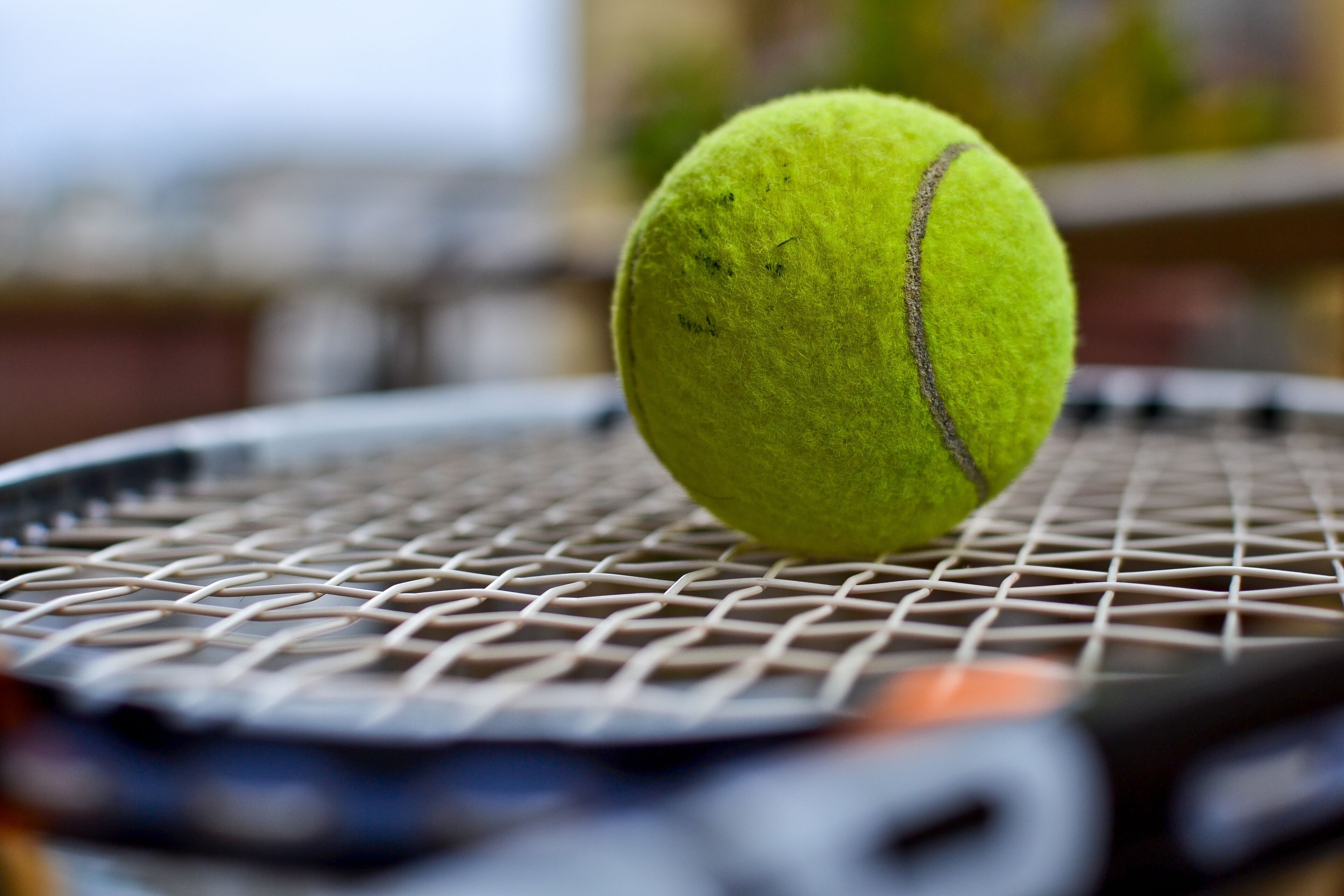 Een tennisbal op een tennismachine.