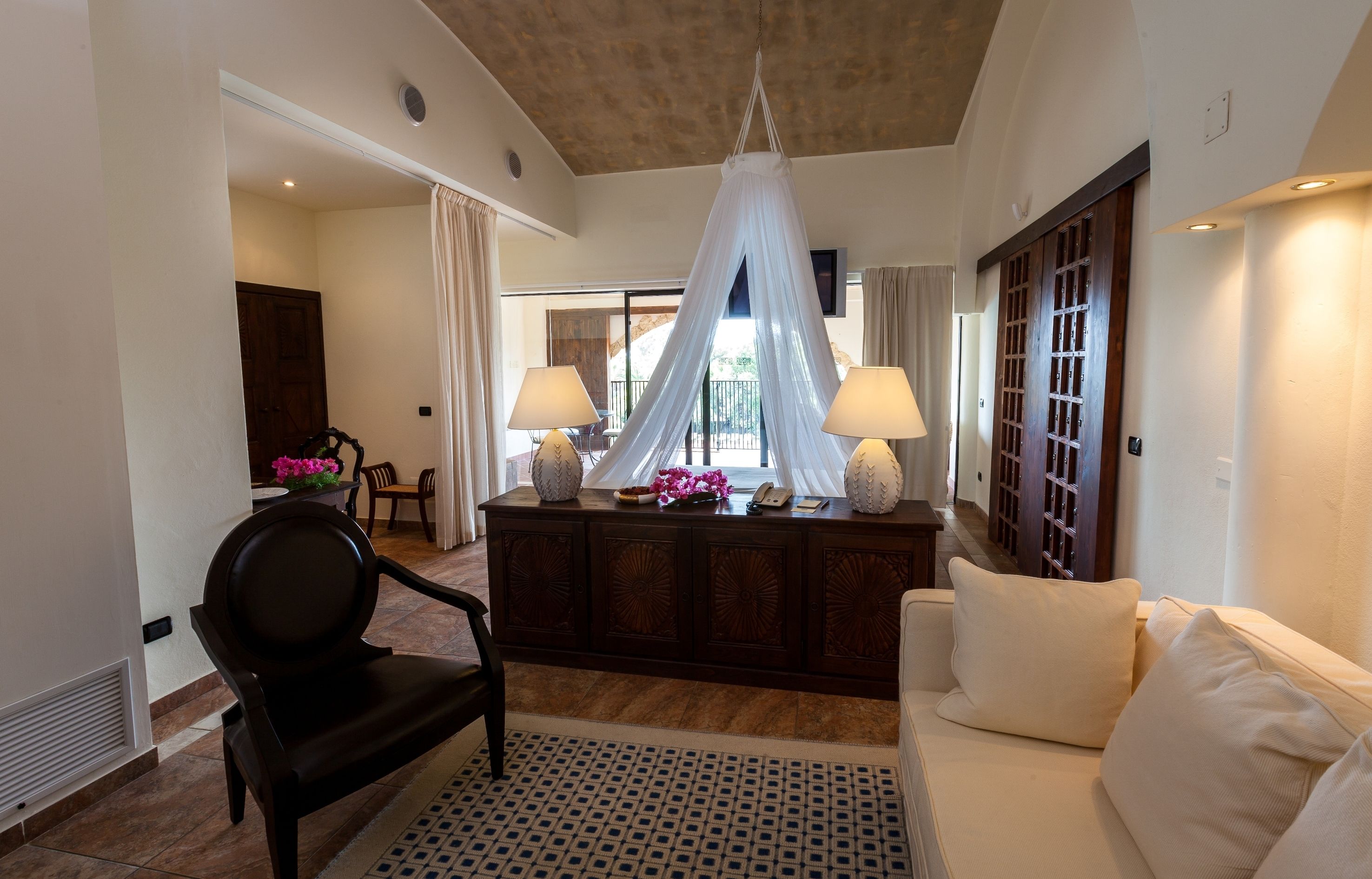 suite | living area | flat-screen tv