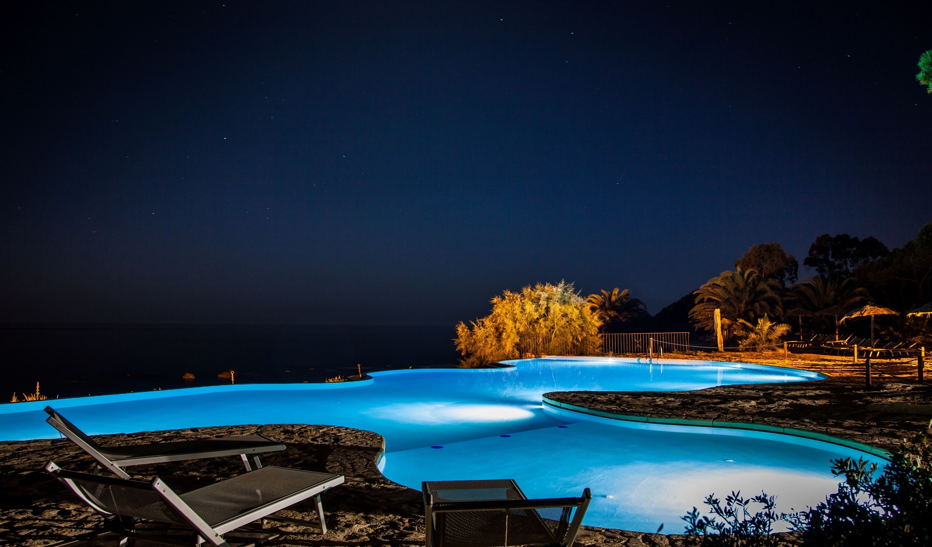 2 outdoor pools, pool loungers