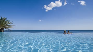 2 piscines extérieures, chaises longues