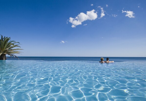 2 outdoor pools, sun loungers