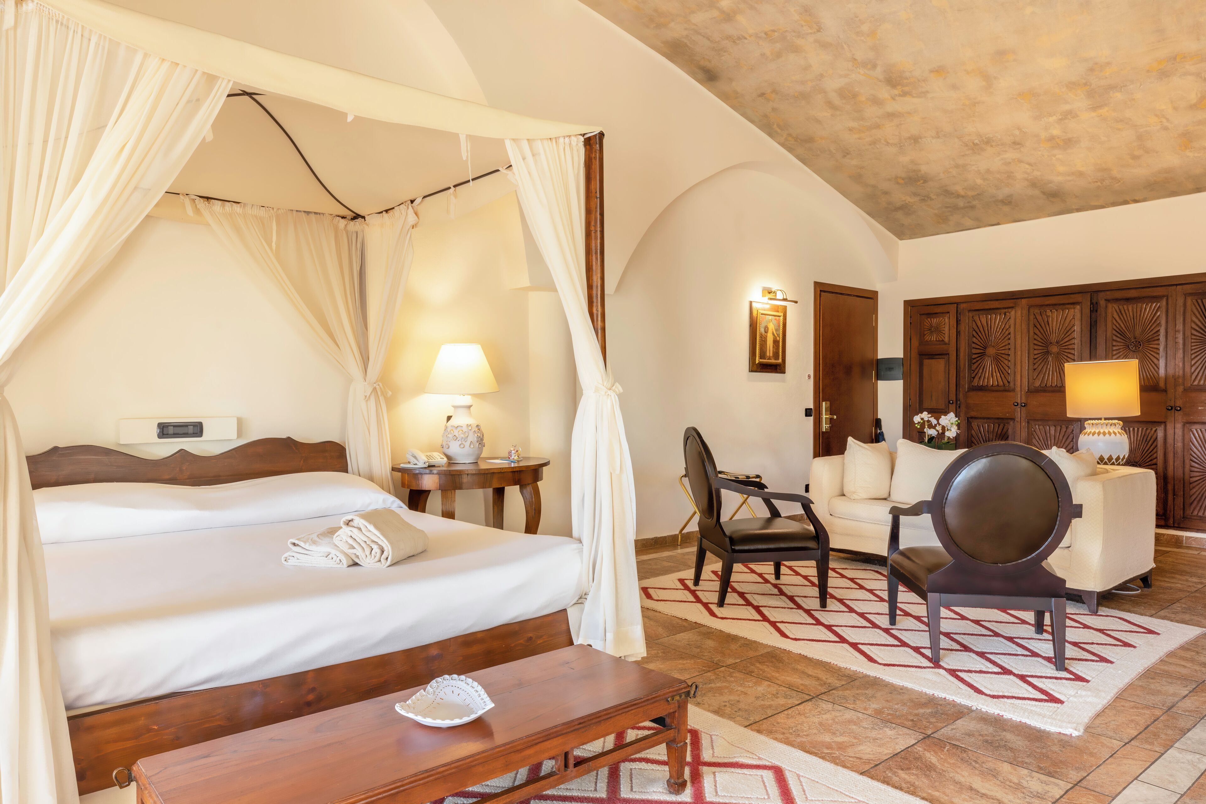 Minibar, caja de seguridad en la habitación y escritorio 