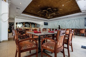 4 Restaurants; Frühstück, Mittagessen und Abendessen werden serviert