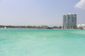 3 outdoor pools, free pool cabanas, pool umbrellas