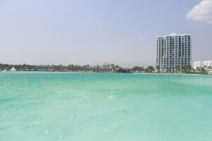 3 piscinas al aire libre, camas de piscina gratis, sombrillas