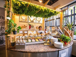 4 restaurantes; se sirve desayuno, almuerzo y cena