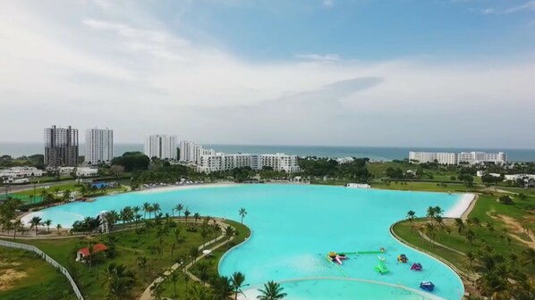 3 piscines extérieures, cabanons gratuits, parasols de plage