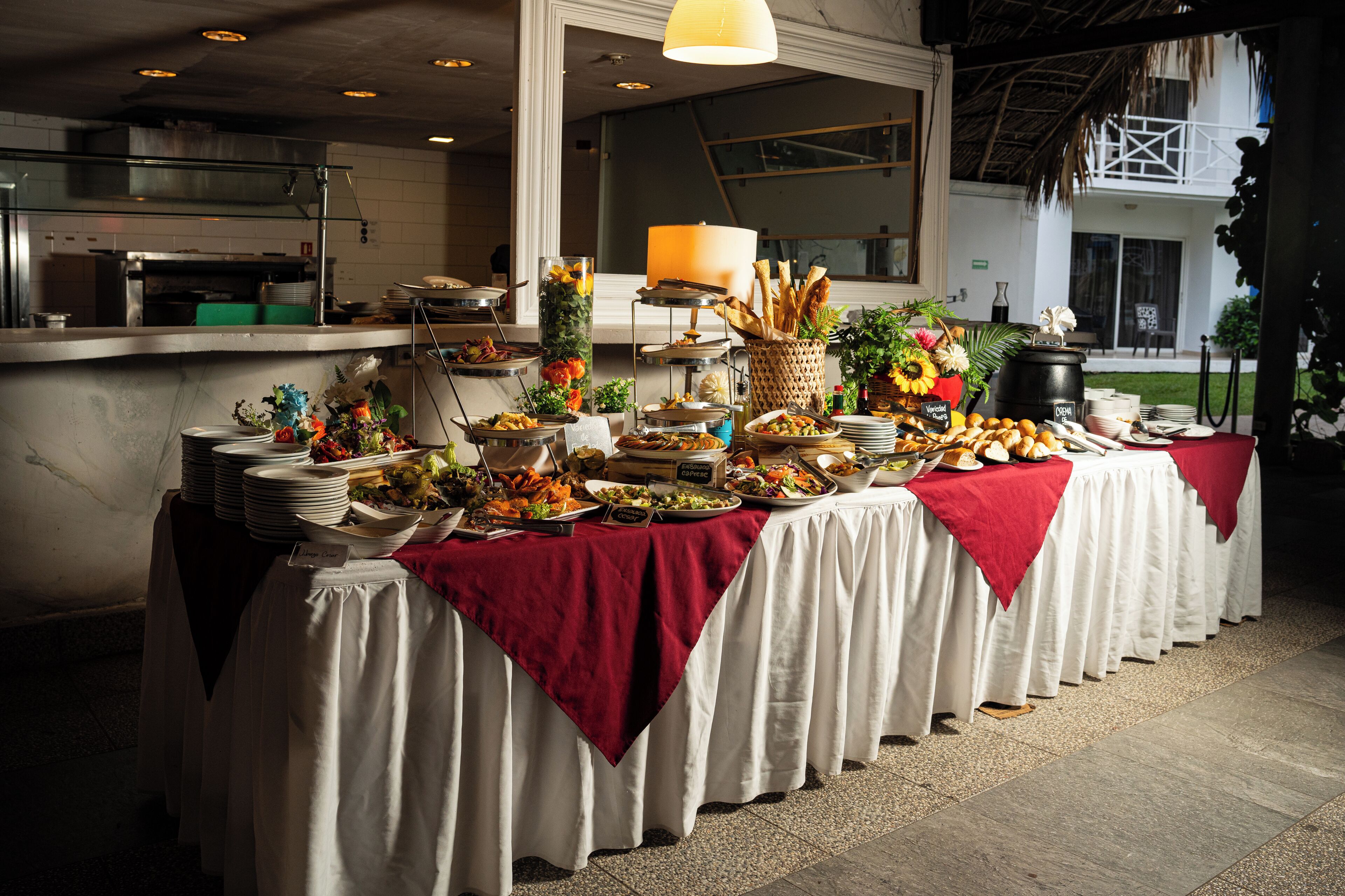 Uma mesa de buffet com diversos tipos de comida e uma peça decorativa central.