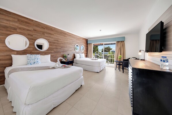 Superior Double or Twin Room (No access to the saltwater pool) | 1 slaapkamer, een kluis op de kamer, een bureau, een laptopwerkplek