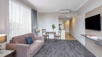 In-room safe, laptop workspace, iron/ironing board, free WiFi